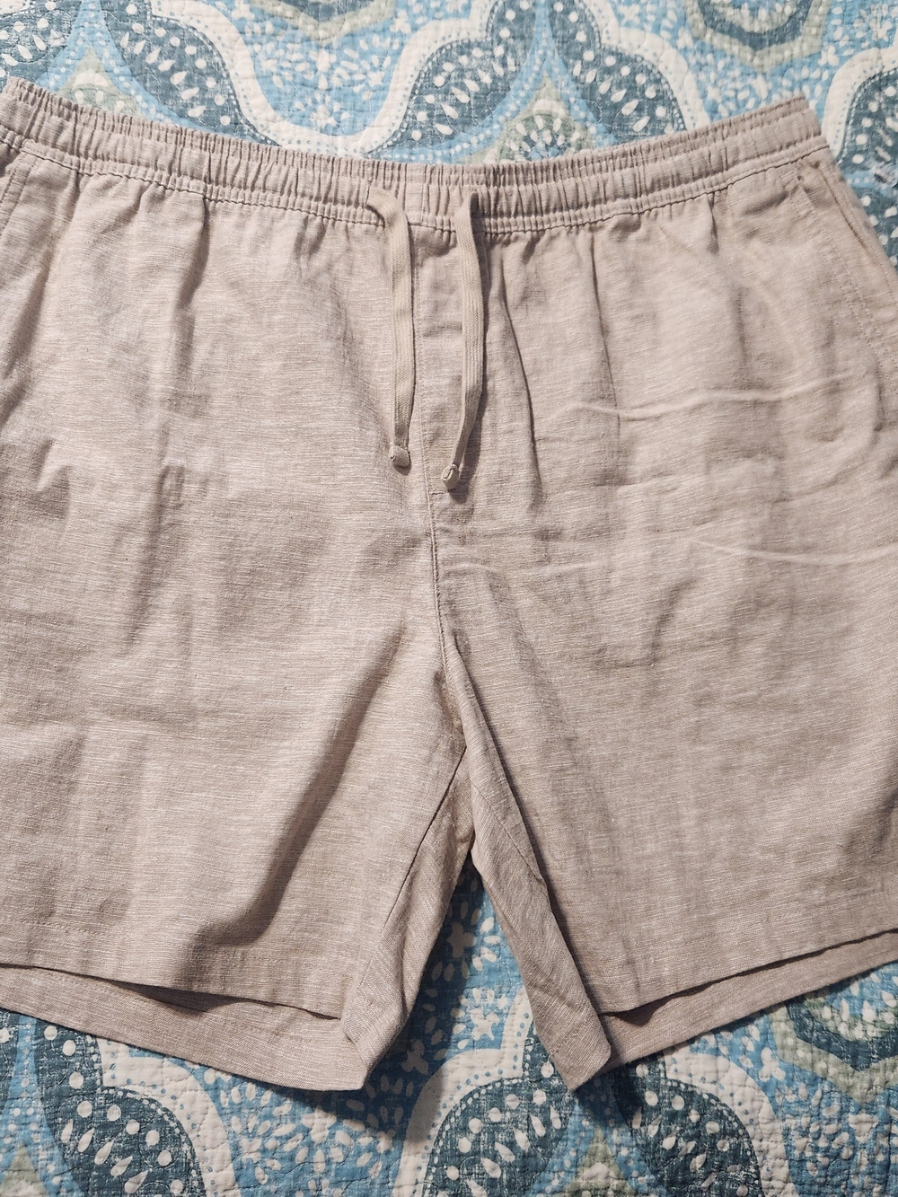 GAP Men's Drawstring Linen-Blend Shorts in Beige